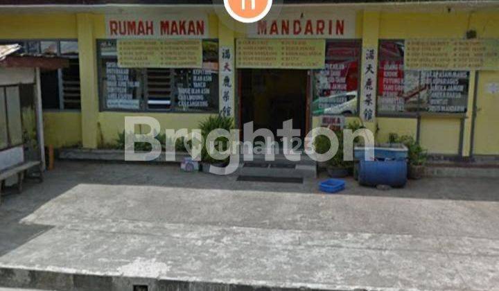 Bangunan 3 lantaiBelakang tanah kosong masih luasLebar depan 15MPanjang sisi kanan 30mPanjang sisi kiri 25mBentuk bangunan* yg sejajar dengan jalan raya adalah lantai 3. Jika akan dibangun lantai 4 masih bisa, Krn fondasi memang sudah dipersiapkan. 1