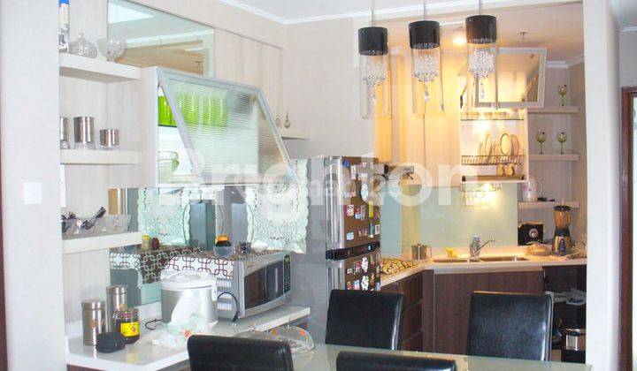 siap huni fully furnish penthouse lantai 30 pakuwon indah 1