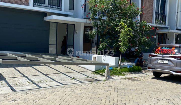 Di jual rumah 2 Lantai Cawang, Jatiwaringin,Condet, Cibubur,ready,tanpa DP dekat MRT,LRT, Stasiun kereta, pintu toll,halte busway, sekolah,rumah sakit,mall 1