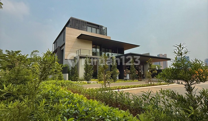 Fully Furnished Villa Navapark House in BSD. Facing the Botanical Park. For Sale. 5 Minutes to The Breeze Aeon Mall and Toll Access. 2