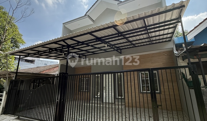 Newly Renovated Beautiful 2-Story House in BSD Near Mosque and Modern Market. 5 Minutes to Toll Access. Newly Renovated Beautiful 2-Story House in BSD Near Mosque and Modern Market. 5 Minutes to Toll Access.