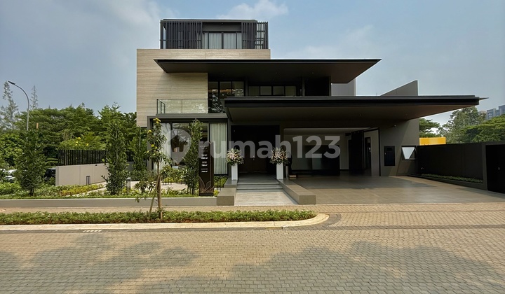 Fully Furnished Villa Navapark House in BSD. Facing the Botanical Park. For Sale. 5 Minutes to The Breeze Aeon Mall and Toll Access.