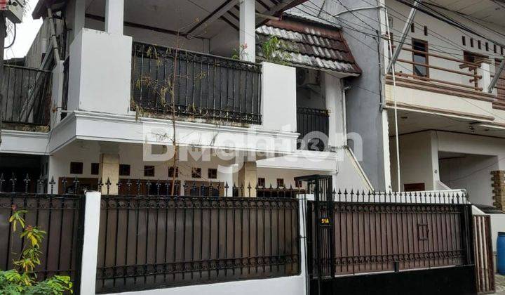 RUMAH 2 LANTAI TERAWAT LOKASI STRATEGIS DI KOMPLEK KALIBATA 2