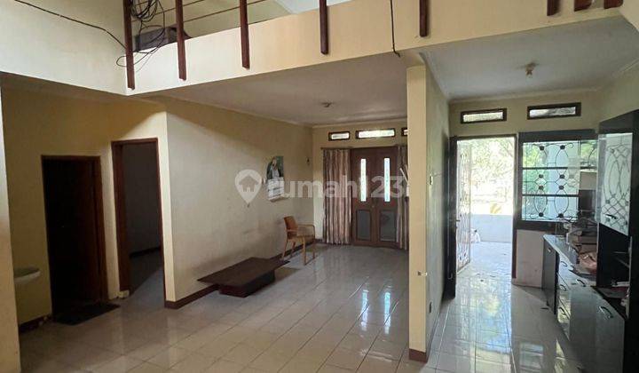 Rumah asri klasik terawat 2 lantai pinus Regency  2