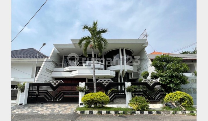 Rumah Mewah Classic di Pusat Kota, Dekat Grand City Surabaya