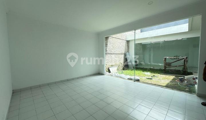 Rumah Luas Strategis di Komplek Taman Sakura 2