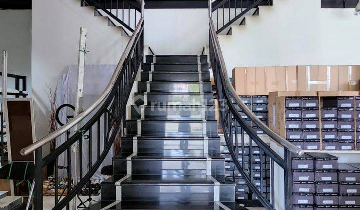 Ruang Usaha Strategis Cocok Untuk Kantor di Surya Sumantri 8