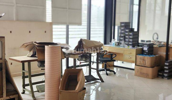 Ruang Usaha Strategis Cocok Untuk Kantor di Surya Sumantri 9
