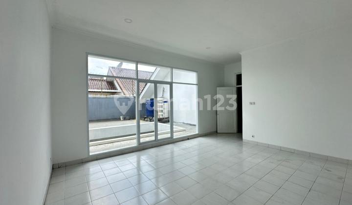 Rumah Luas Strategis di Komplek Taman Sakura