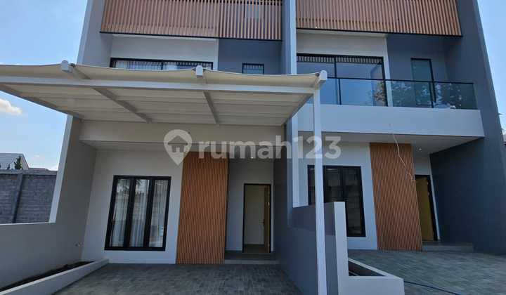 Rumah Baru 3 Lantai Strategis Dekat Patung Tangan di Setraduta