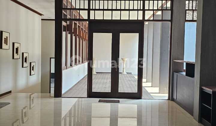 Spacious, Well-Maintained, and Lush House on Main Road Setraduta 2