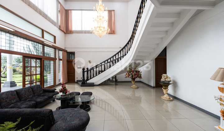 Rumah Asri dan Sejuk 2 Lantai Terawat di Dipatiukur Bandung