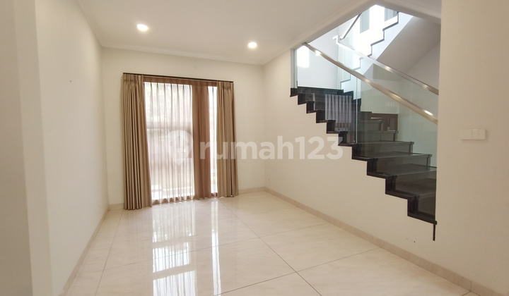 Comfortable Semi-Furnished Luxury House in the Exclusive Batununggal Area