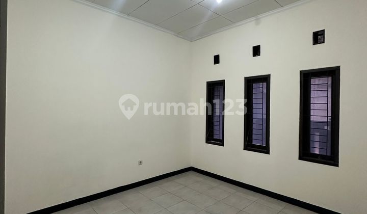 Rumah Dekat Dengan Pusat Perbelanjaan Di Taman Kopo Indah Bandung