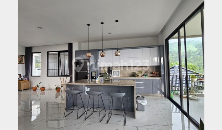 Rumah Megah Cantik 3 Lantai View City Dan Lembah di Dago Bandung