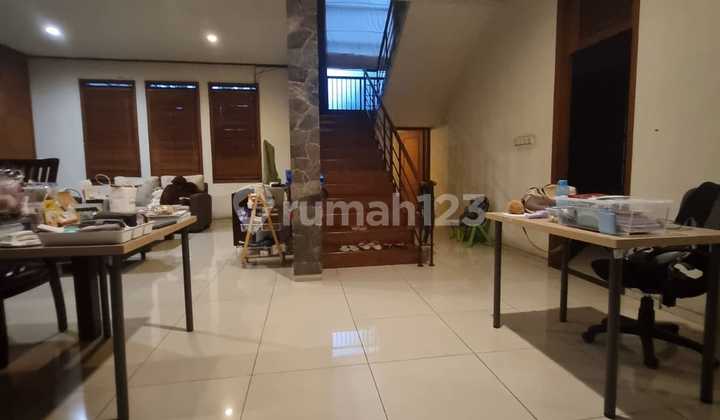 Rumah Mewah Terawat Posisi Hook Siap Huni di Sayap Jalan Garuda