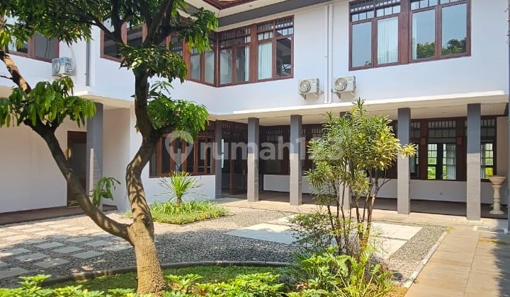 Rumah Luas Terawat dan Asri di Mainroad Setraduta Rumah Luas Terawat dan Asri di Mainroad Setraduta