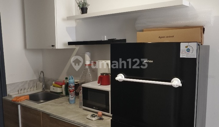 A modern minimalist apartment is perfect for Gen Z who are tired of boarding and want to live in an apartment. It's so suitable because it's close to public transportation access, and this apartment is equipped with complete facilities. 2