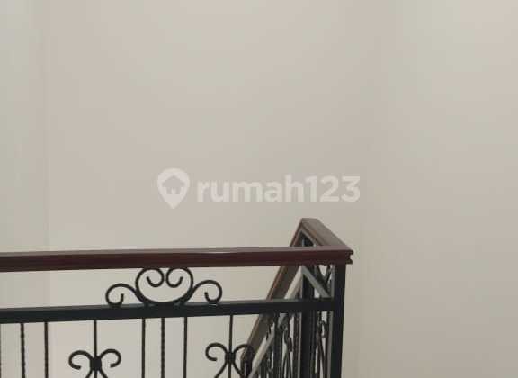 Rumah 2 Lantai di Sektor 1E-Gading Serpong, Tangerang 9