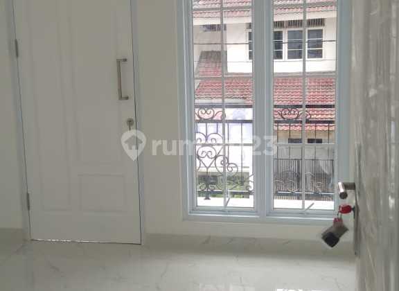 Rumah 2 Lantai di Sektor 1E-Gading Serpong, Tangerang 12
