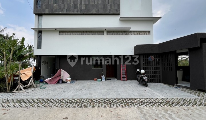 Rumah Villa Baru dengan Kolam Renang di Pandowoharjo Sleman