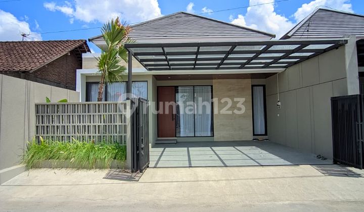 Rumah Baru Modern Tropis 4 Kamar Siap Huni Strategis Purwomartani
