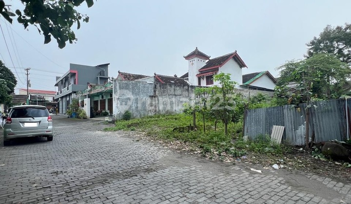 Strategic Condongcatur Land on North Karang Ploso Road near Jih Hospital. Strategic Condongcatur Land on North Karang Ploso Road near Jih Hospital.