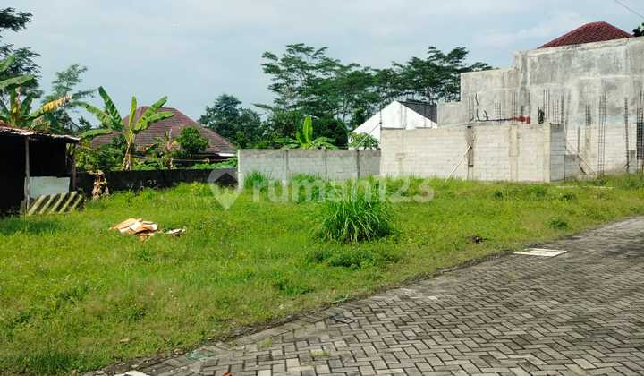 Land Under 600 Million Near Unriyo Campus, Tajem Maguwo Road
