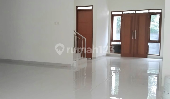 Ready-to-Occupy New House in Kopo Mas Regency