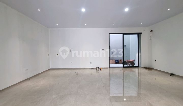 Minimalist New Home Throne. 2