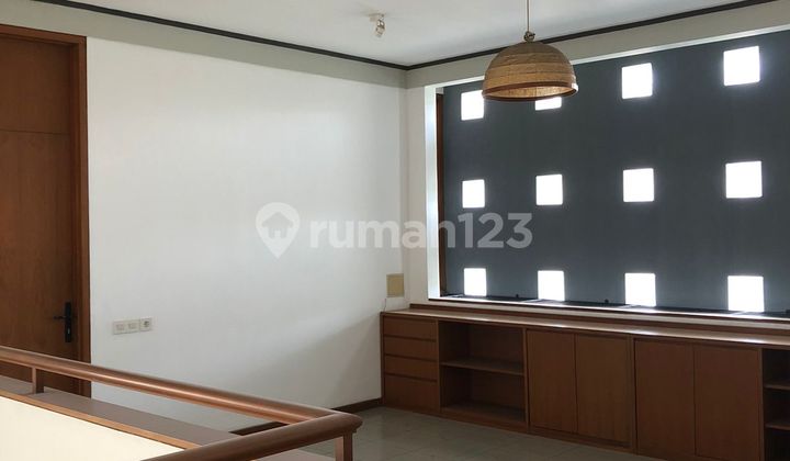 Disewakan Rumah Mewah Siap Huni dengan Kolam Renang, Lingkungan Tenang di Sayap Hegarmanah Bandung 2