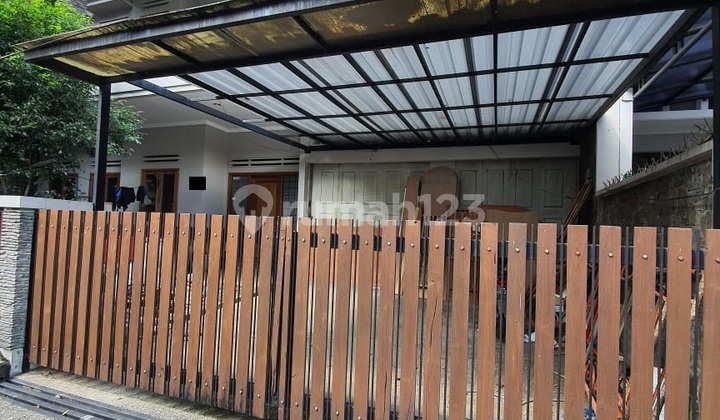 Rumah Terawat Lingkungan Nyaman 2 Lantai di Batununggal