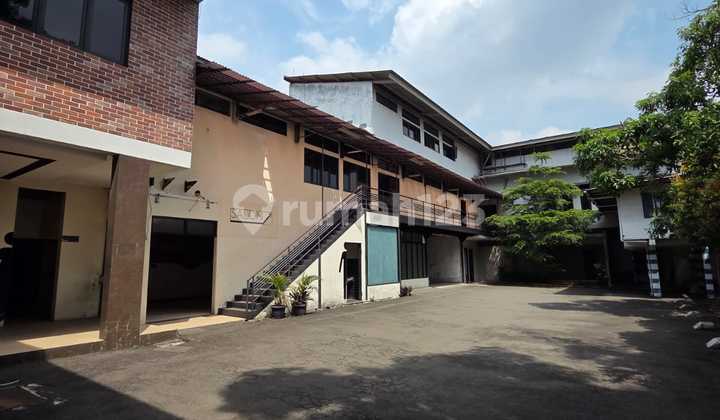 Rental Commercial Space on Mainroad Pasirkaliki Bandung, Spacious Building with Large Parking