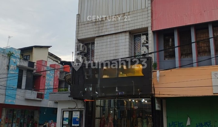 3-Storey Shop House Royal Suitable for Business in the City Center