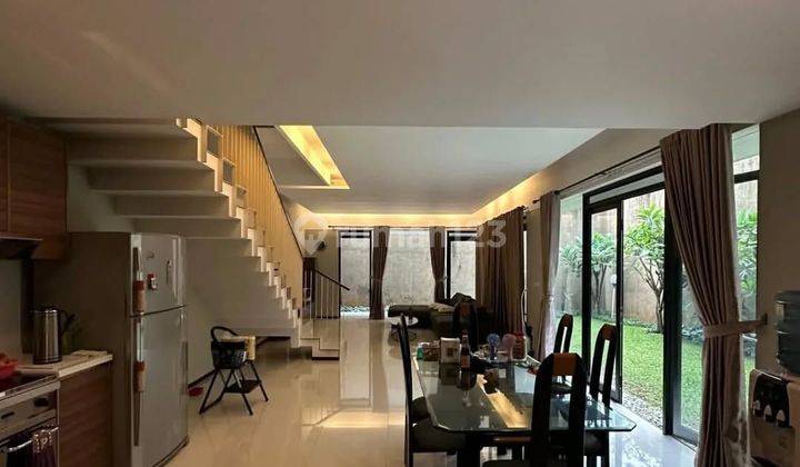 Rumah Modern Tropical
di Town House Eksklusif
veteran Bintaro 2