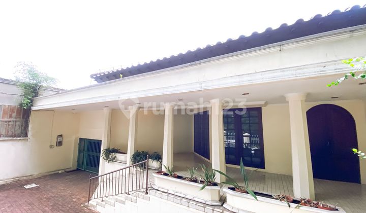 Hoek Old Money House in Kuningan, South Jakarta. Near Kuningan City. 2