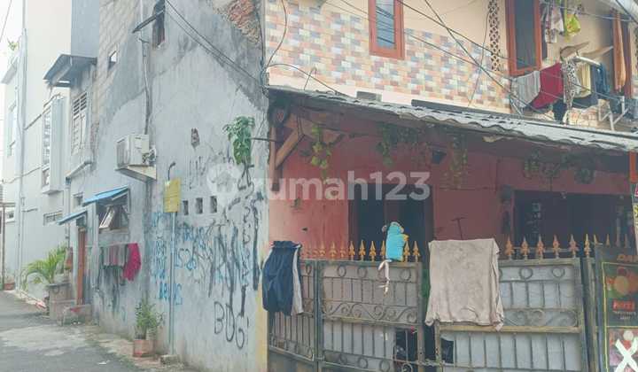 Rumah Hoek Tebet Dalam, Jaksel, Cocok Untuk Dijadikan Kost Kostan