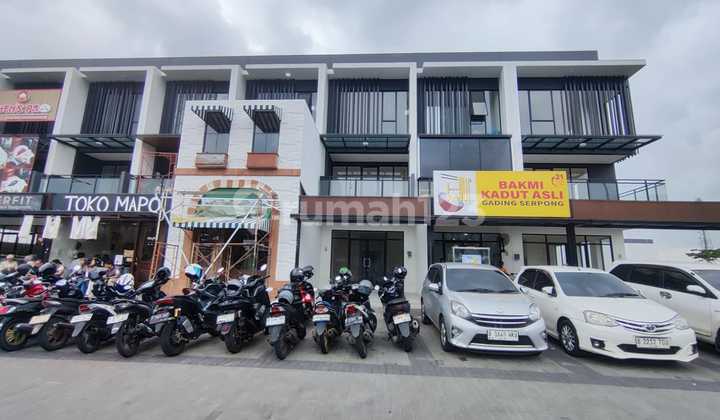 Facing Hampton Avenue Shop House Road, Opposite Hampton Square Facing Hampton Avenue Shop House Road, Opposite Hampton Square