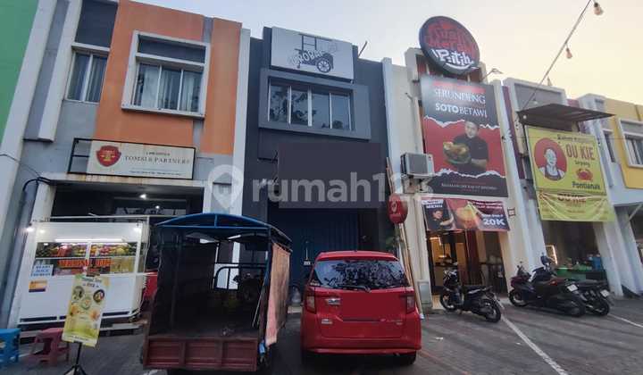 Modern Shop House at Pasar Paramount, Gading Serpong. Facing the Road