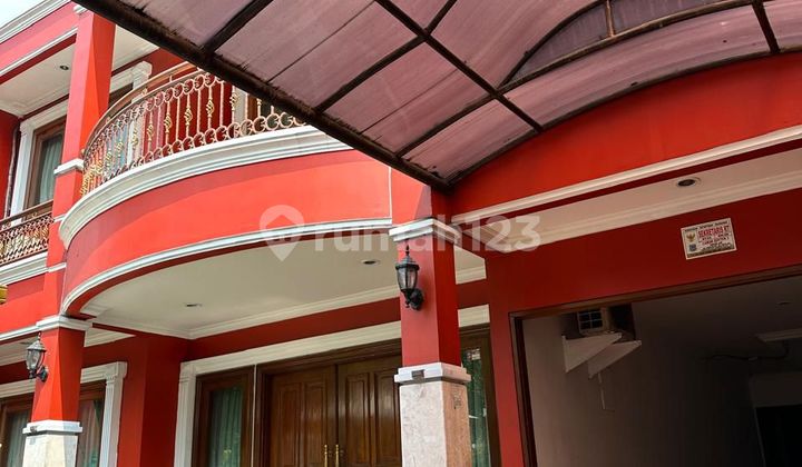 Luxury House in Bintaro Jaya Sector 3 with Classic Modern Model