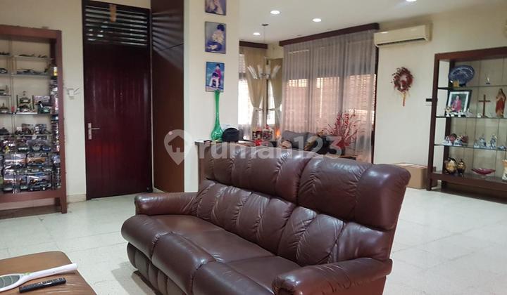 House on the Side of Tebet Street, South Jakarta. Strategic Location. 2