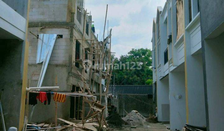 Rumah Minimalis 2 Lantai Lokasi Strategis Dekat Exit Tol Brigif 2