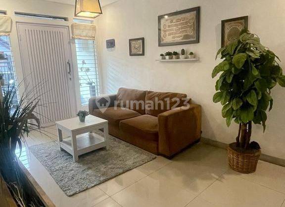 ruang tamu rumah 3 lantai di cikutra