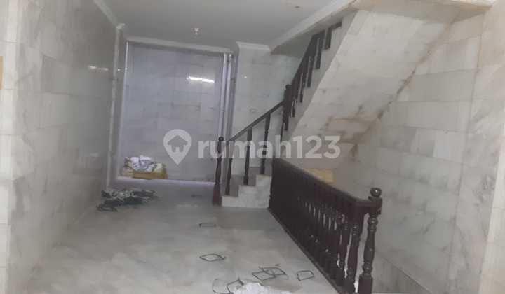 Shop house 72 m2 land area in Jembatan Lima, West Jakarta, cheap