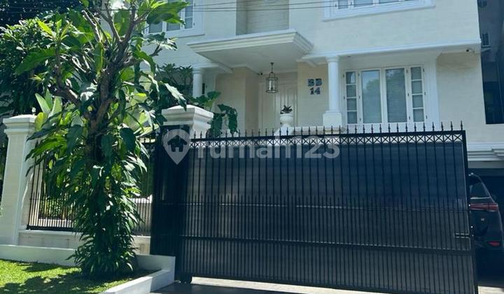 Rumah premium strategis, ada pool sita