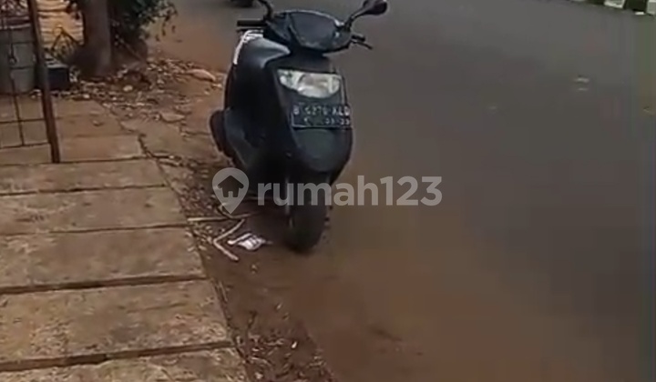 Warehouse by the roadside deddy