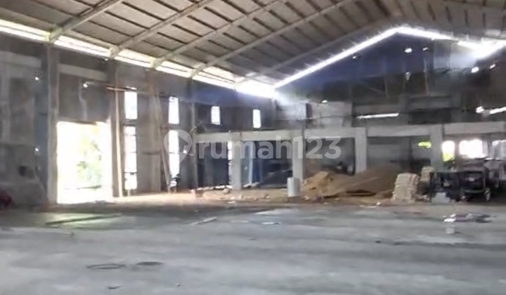 New warehouse for 40-foot containers.