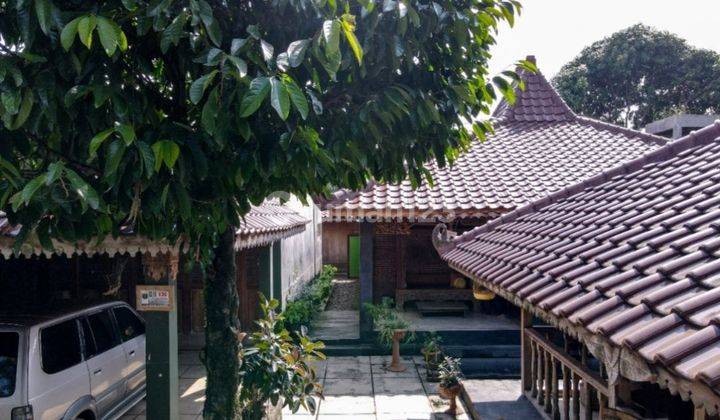 Pendopo dengan Ornamen Kayu Jati 2