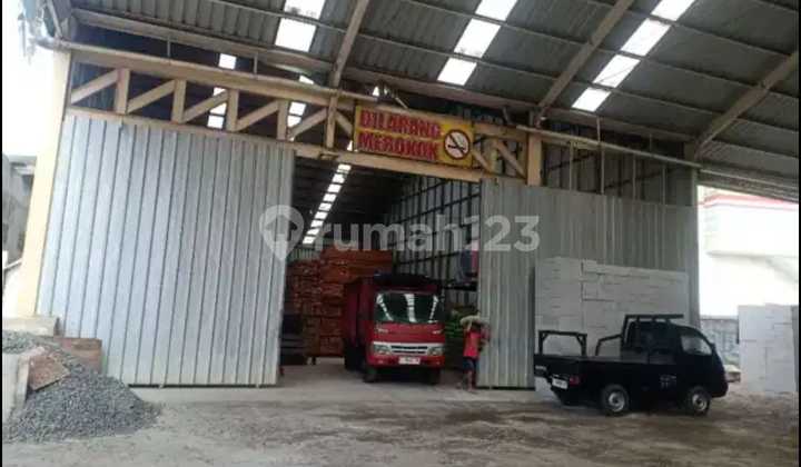 Warehouse by the roadside, container access.