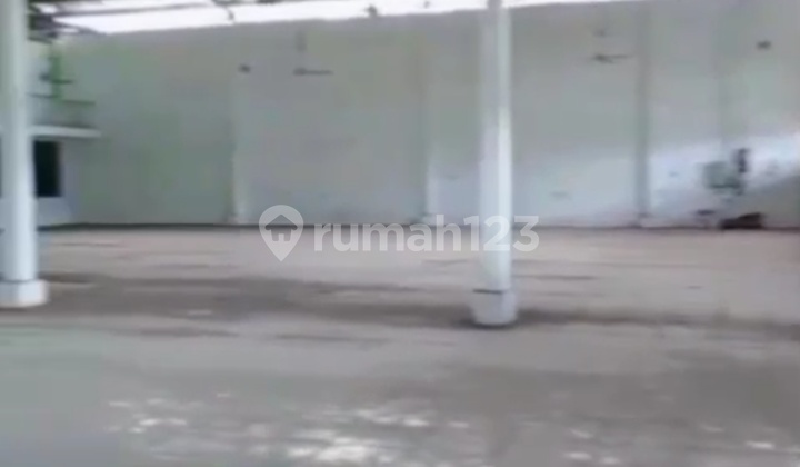 Warehouse includes office and mess, container access possible.